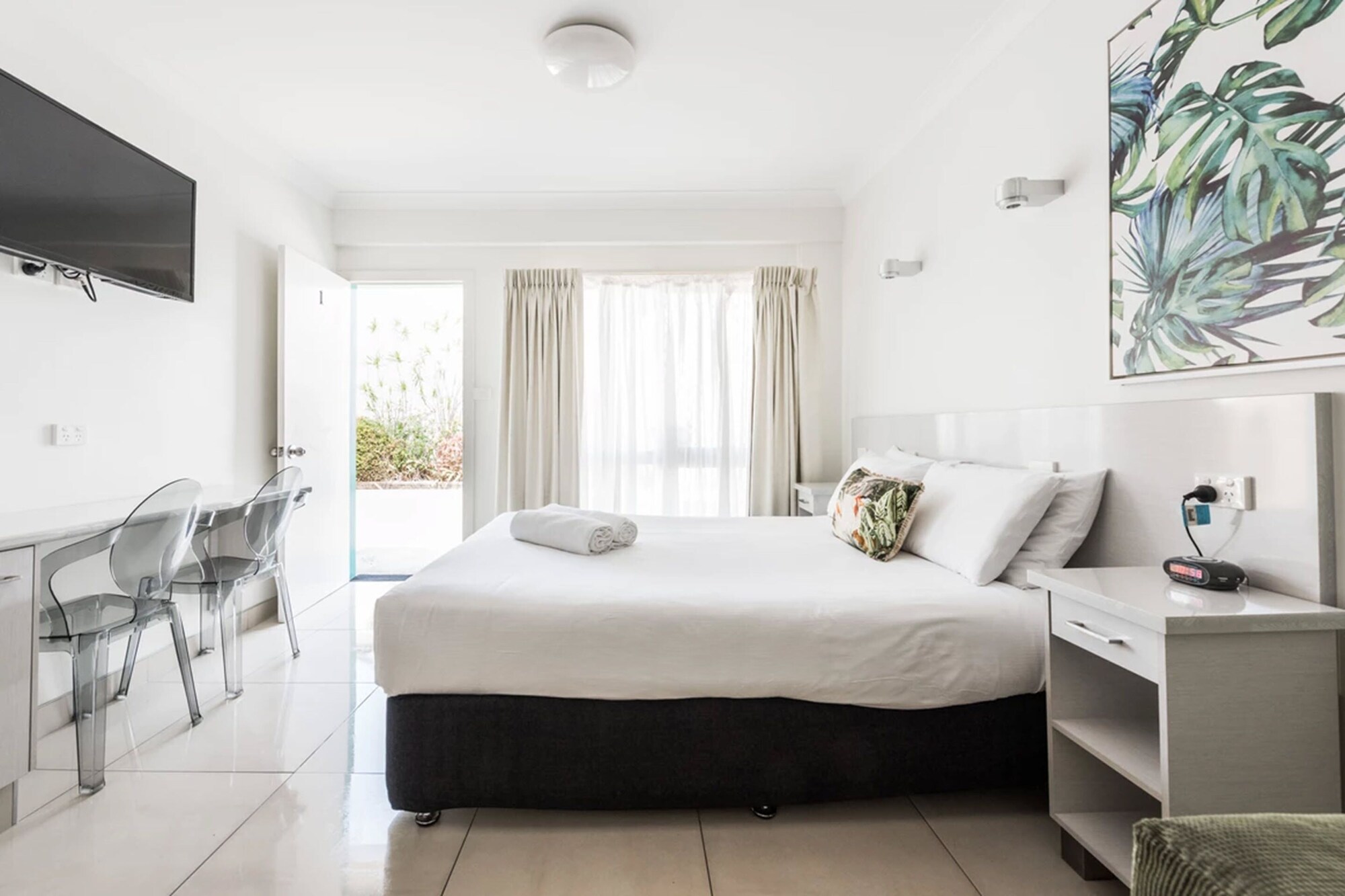 ROOM, QUEEN BED