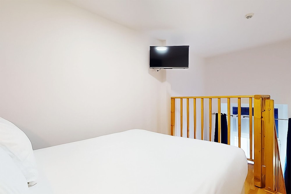 Comfort, Queen Bed