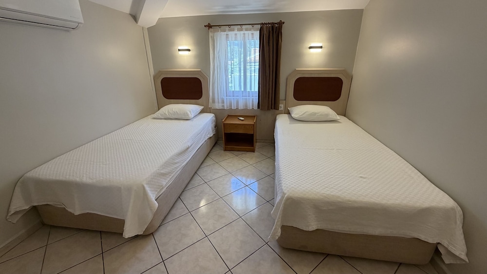 Arya Hotel 20/68