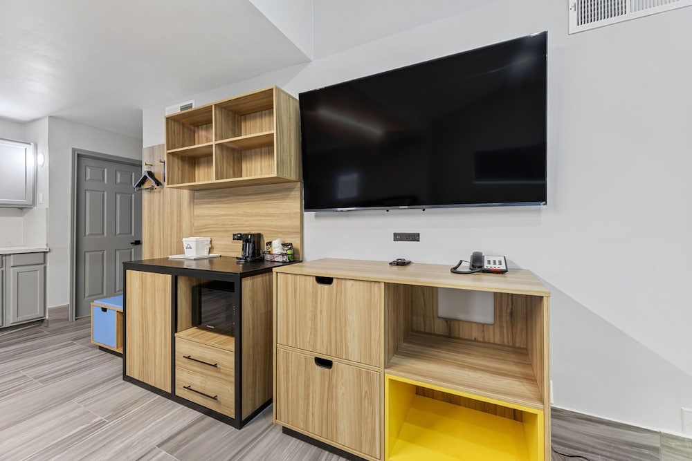 Days Inn & Suites by Wyndham Texas City 14/52