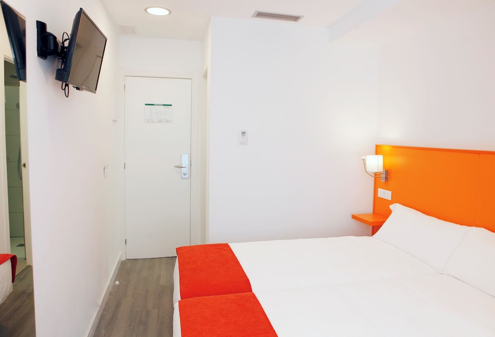 INTERIOR, STANDARD, TWIN BEDS
