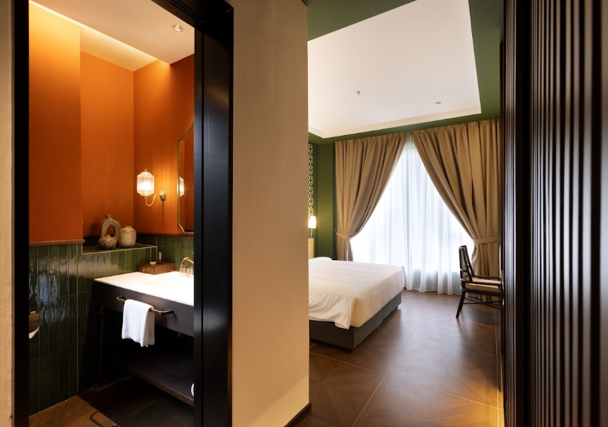 The Seven Stars Hotel 45/48