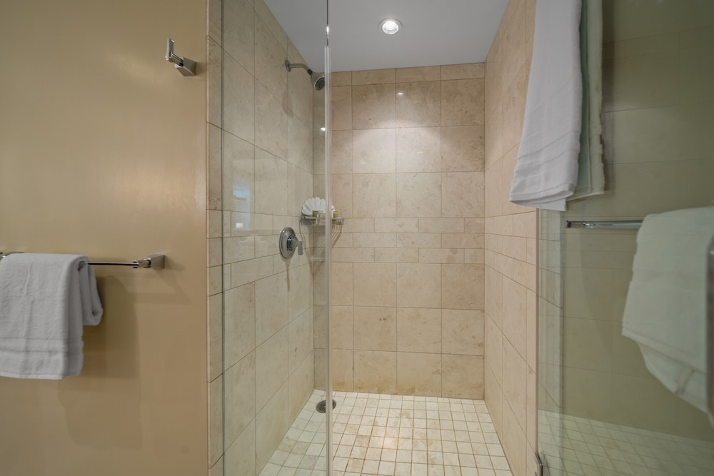 3 Bedrooms, Hokulani, Suite, 3 King Beds, Ocean View, 3 Bathrooms, Sofa، OUTRIGGER Honua Kai Resort & Spa 6/10