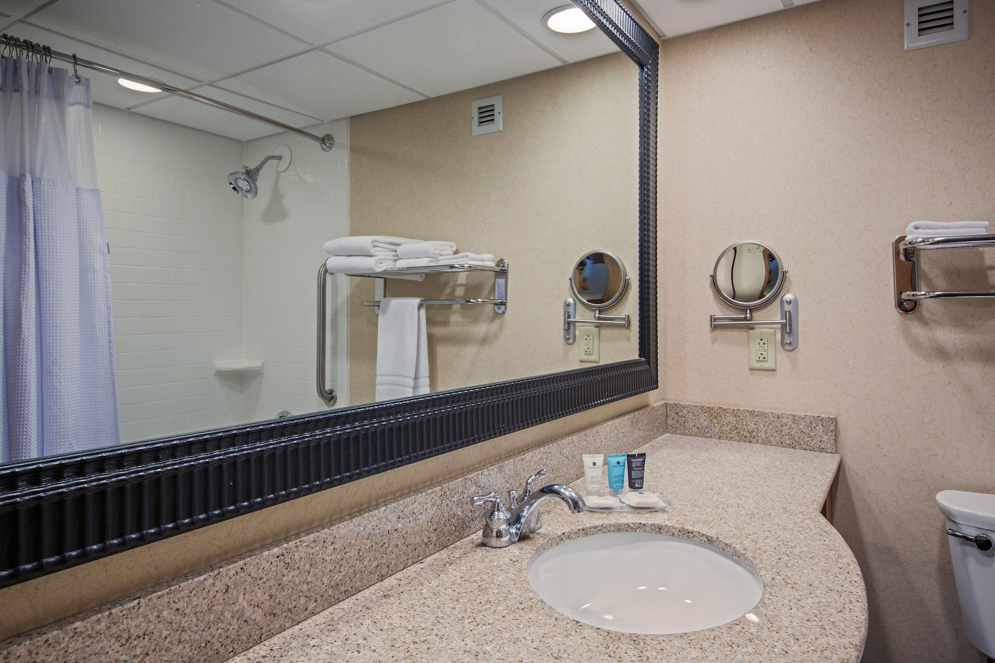 غرفة قياسية بسرير كينج بإطلالة على البحيرة، Crowne Plaza Lake Placid 3/3
