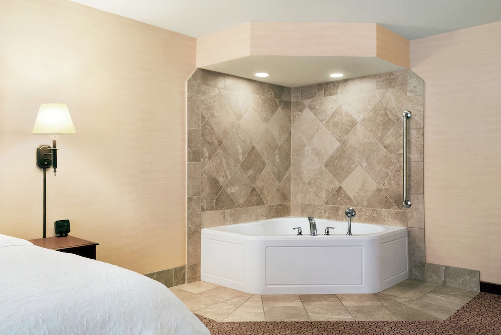 Hampton Inn & Suites West Bend 25/48