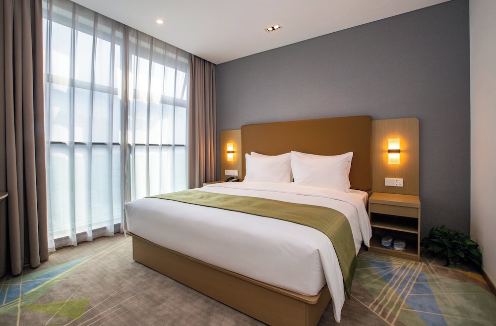 Standard, King Bed, Extra Floor Space
