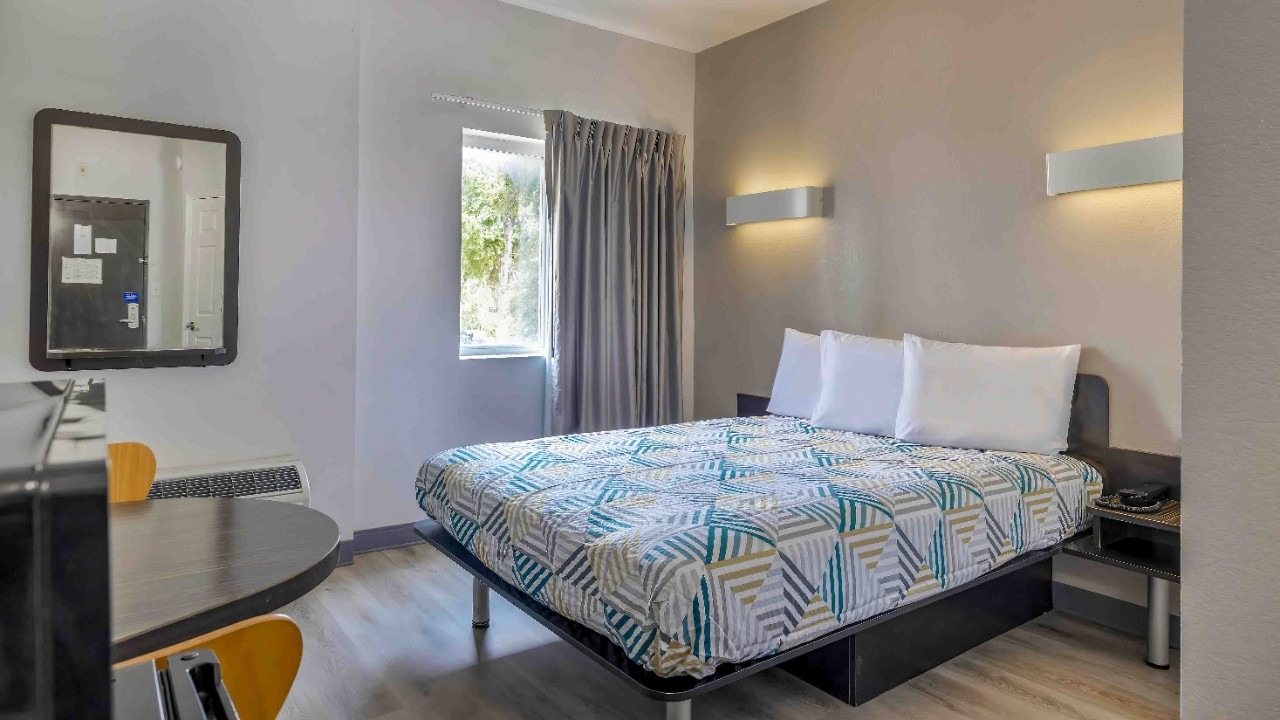1 Queen Bed - Non-Smoking, Micfridge، Motel6 Cedar Park, TX 2/4