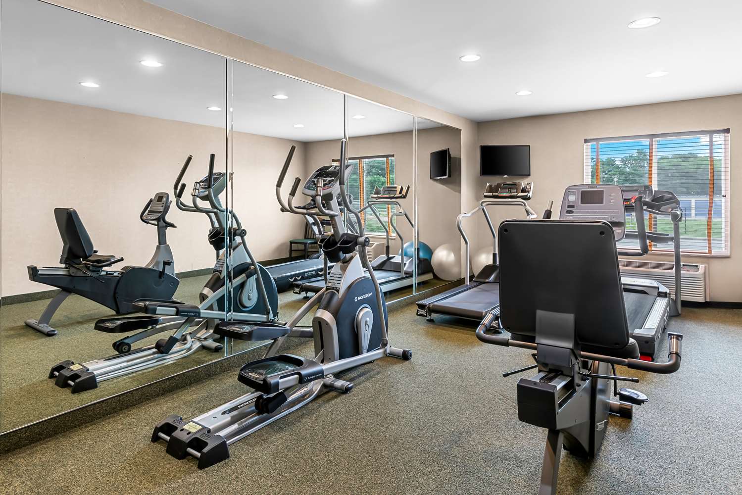 Best Western Legacy Inn & Suites Beloit/South Beloit 8/13