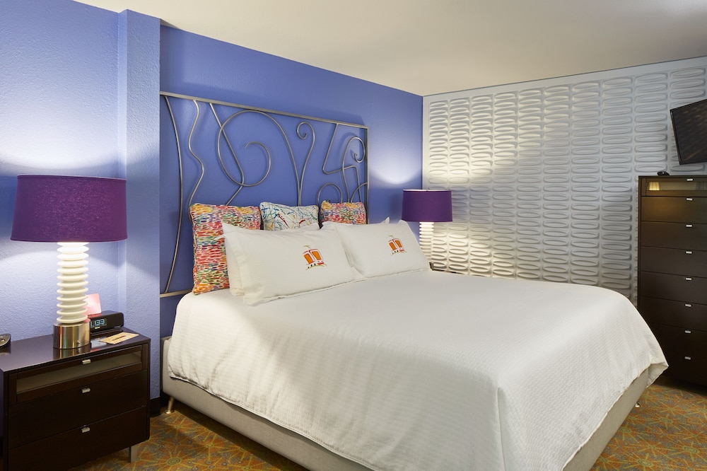 SUITE, KING BED, SOFA, ACCESSIBLE