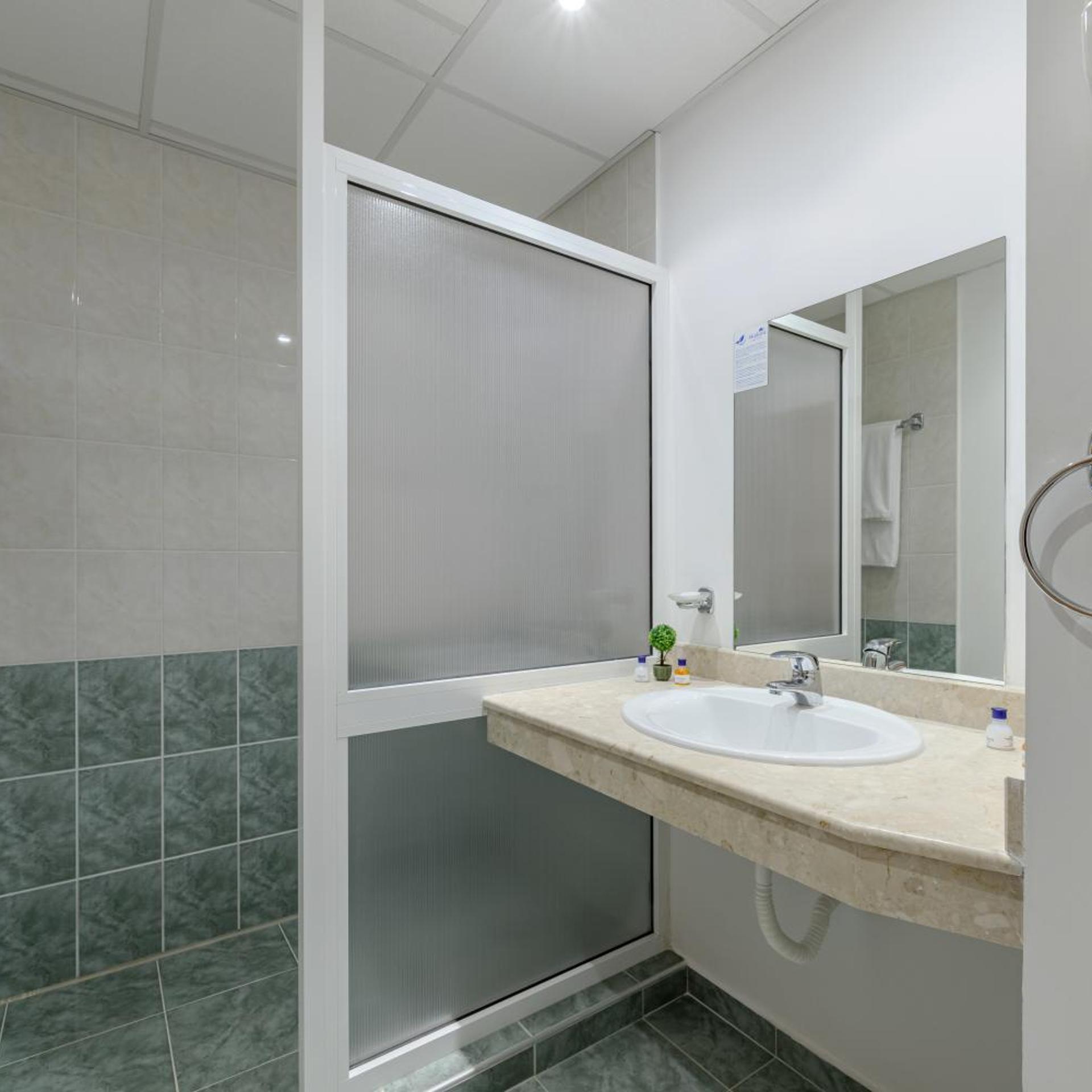 غرفة بسريرين منفصلين بشرفة، Madara Park Hotel 7/8