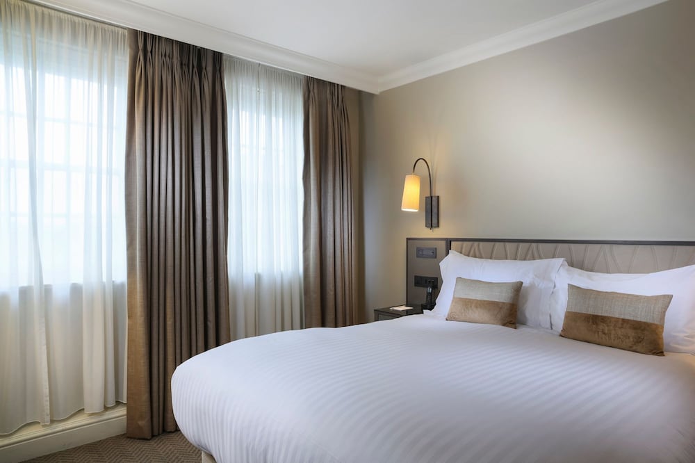 غرفة سوبيريور بسرير كوين بإطلالة على المدينة، The Castle Hotel Windsor 2/5