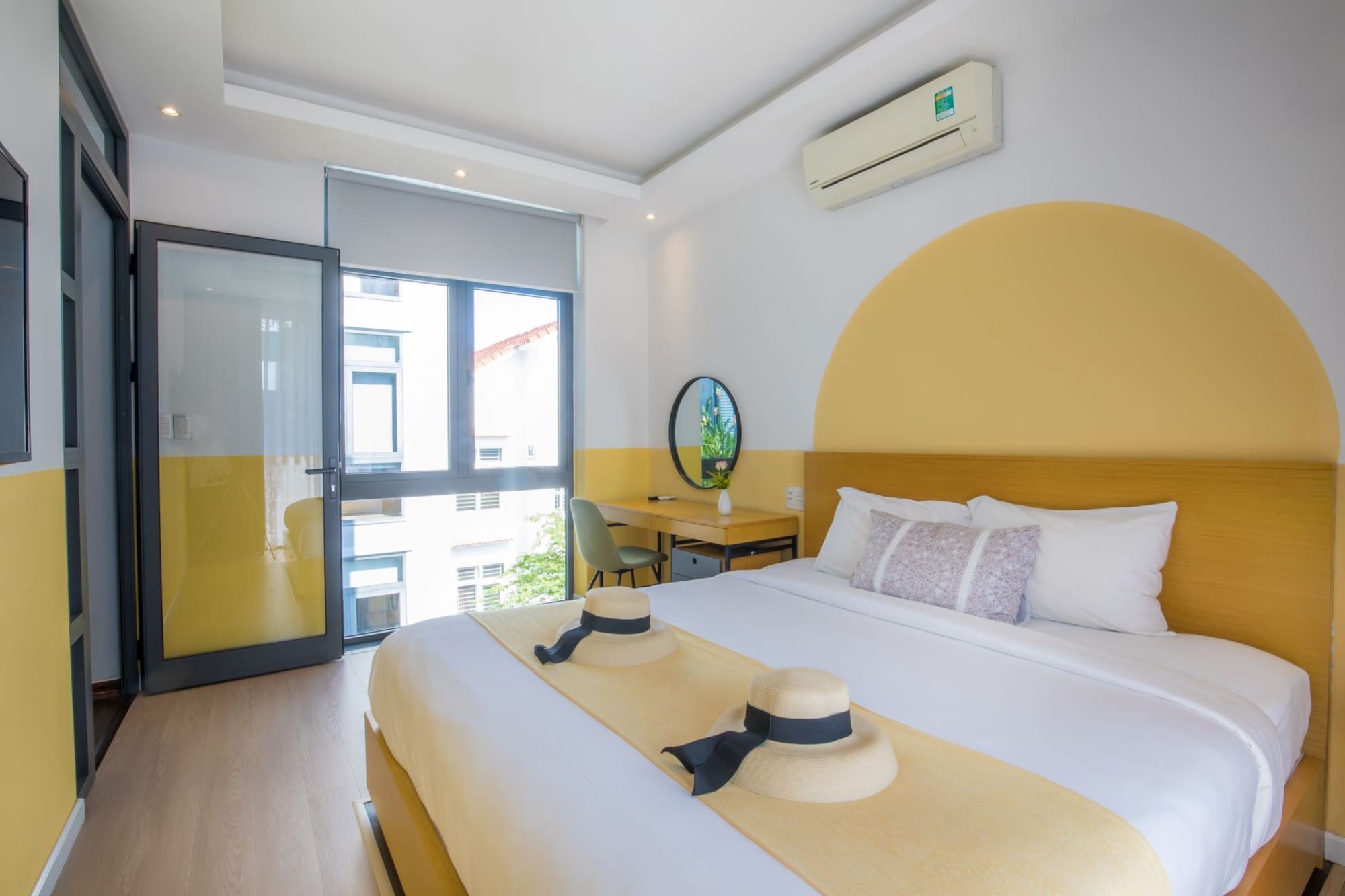 EXECUTIVE, APARTMENT, HIGH FLOOR