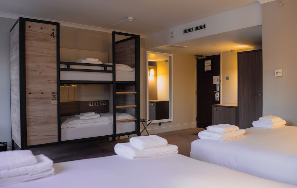 ROOM, QUADRUPLE