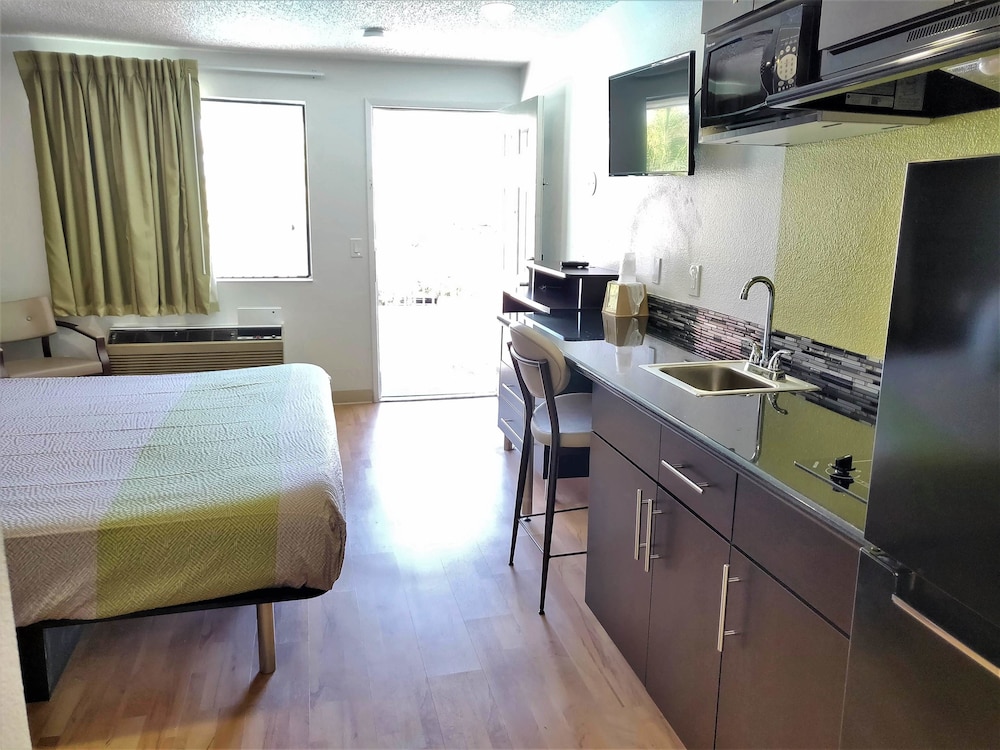 Studio6 Fresno, CA - Extended Stay 13/37