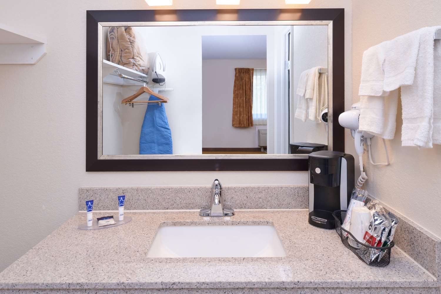 غرفة بسرير كوين، Americas Best Value Inn-Plattsburgh 10/10