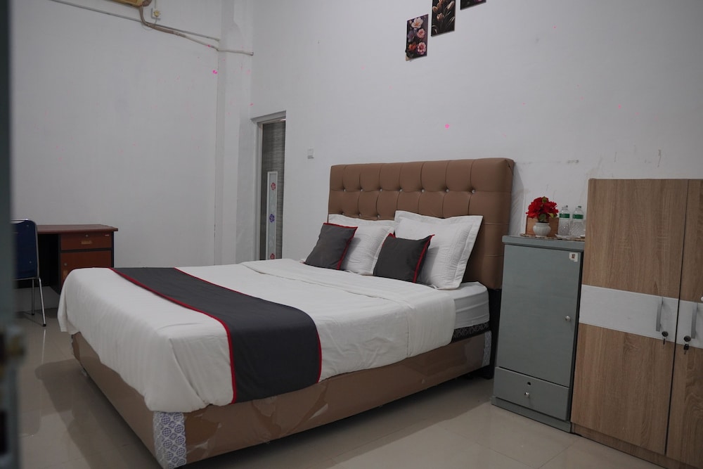 Collection O near Universitas Negeri Padang formerly Hotel Amra 18/49