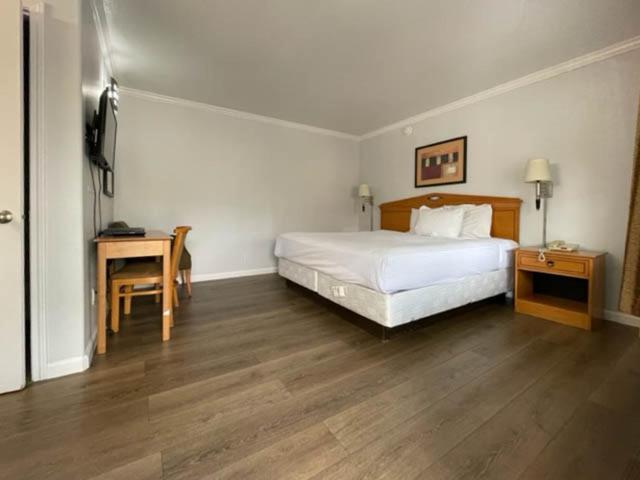 ROOM, QUEEN BED