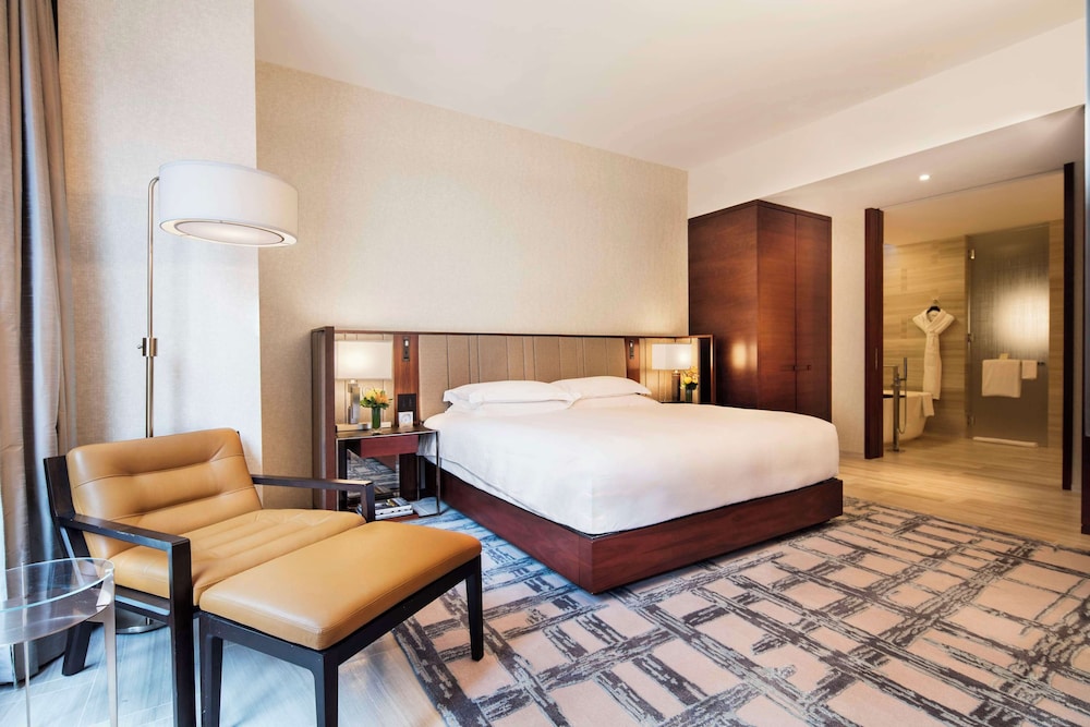 ROOM, KING BED, CITY VIEW