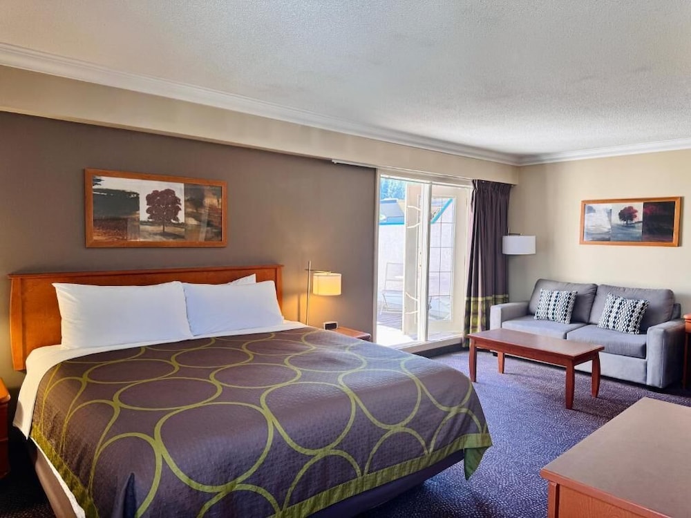 Efficiency, Suite, King Bed, Jetted Tub