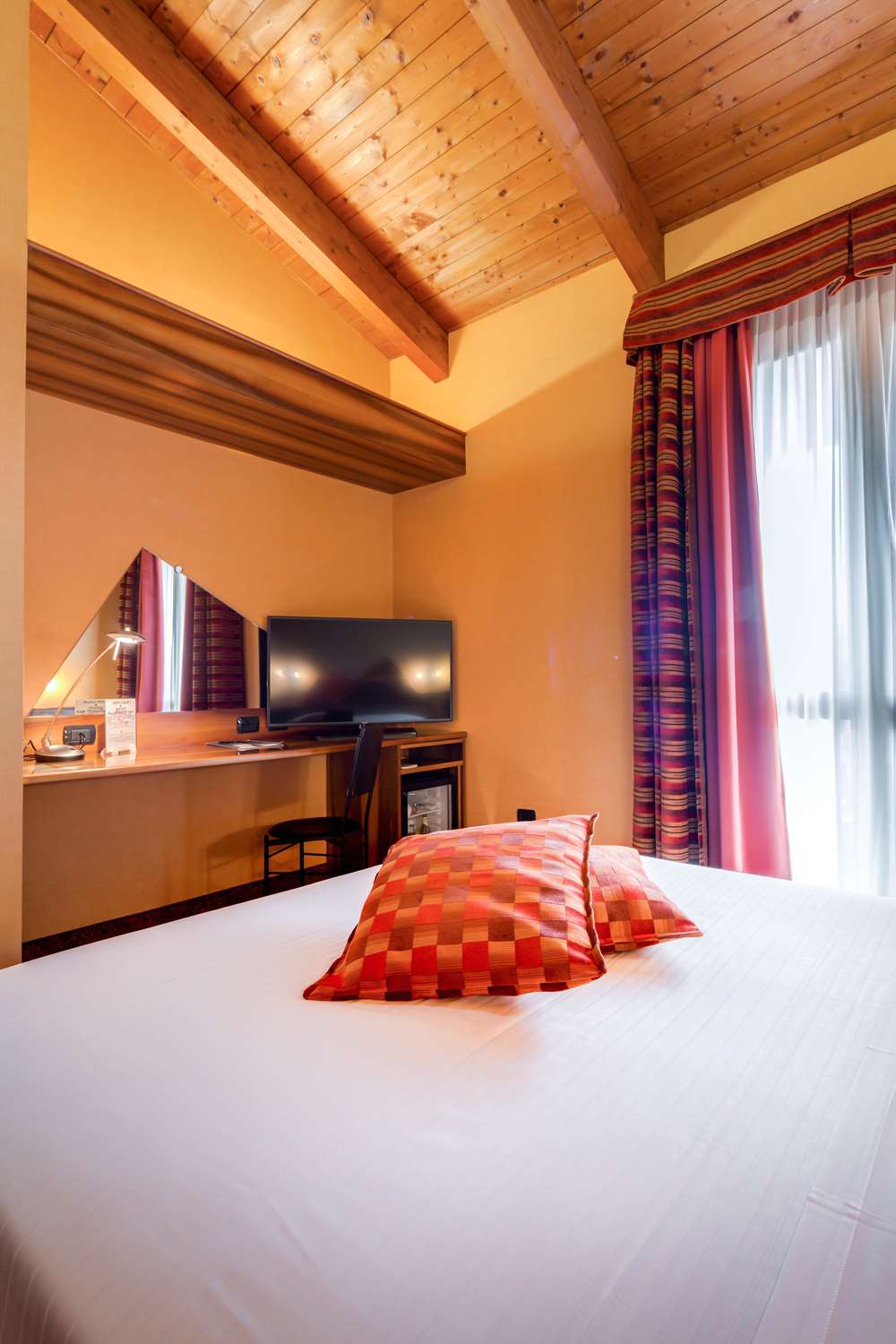 La Villa, Sure Hotel Collection by Best Western 11/76