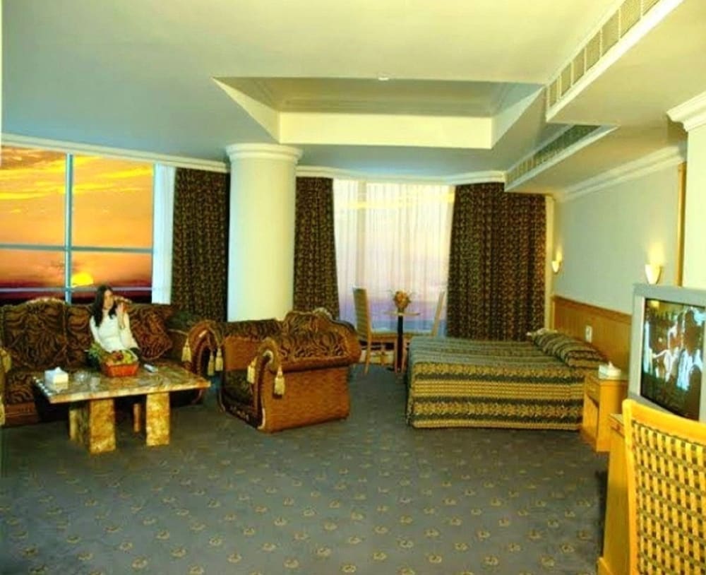 Phoenicia Tower Hotel 46/67
