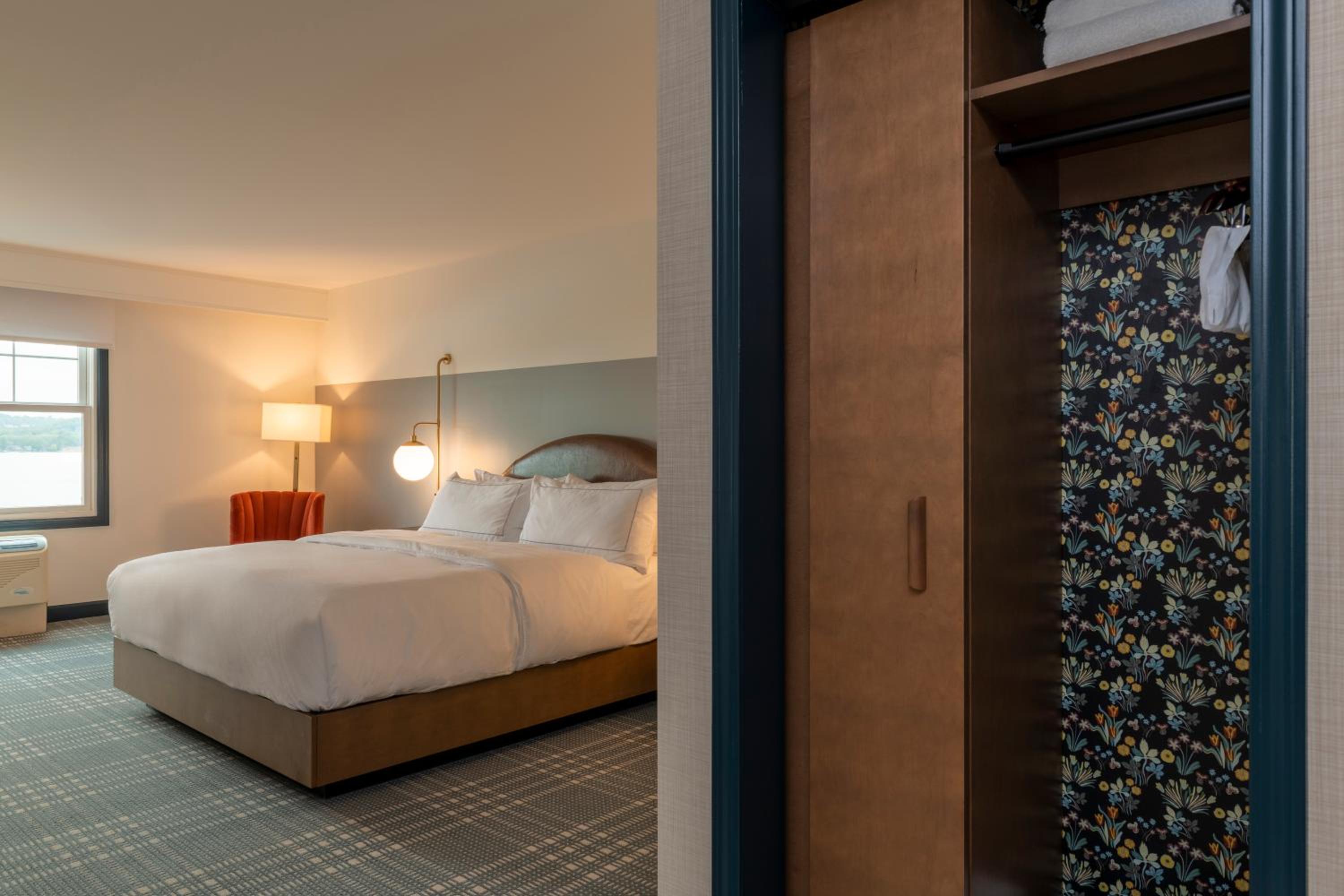 2 Rooms, Suite, King Bed, Lake Side, Accessible، Hotel Canandaigua, Tapestry Collection by Hilton 4/7
