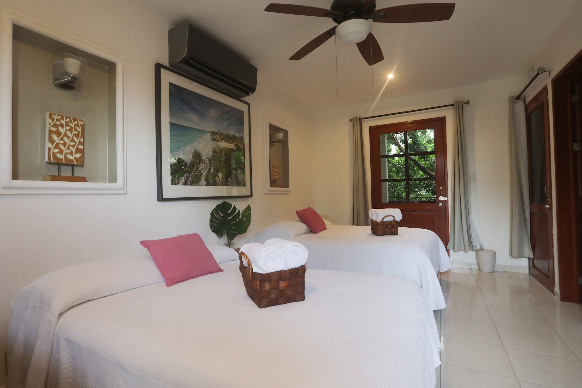 SUPERIOR, 2 DOUBLE BEDS, KITCHENETTE