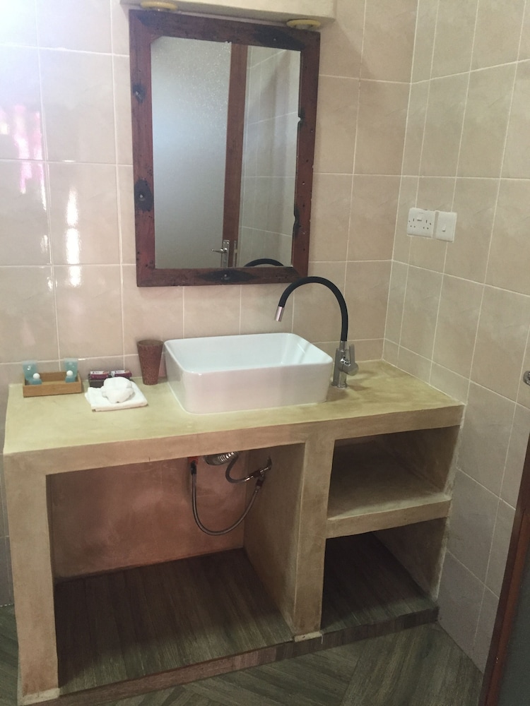 Sea View Lodge Boutique Hotel 73/76