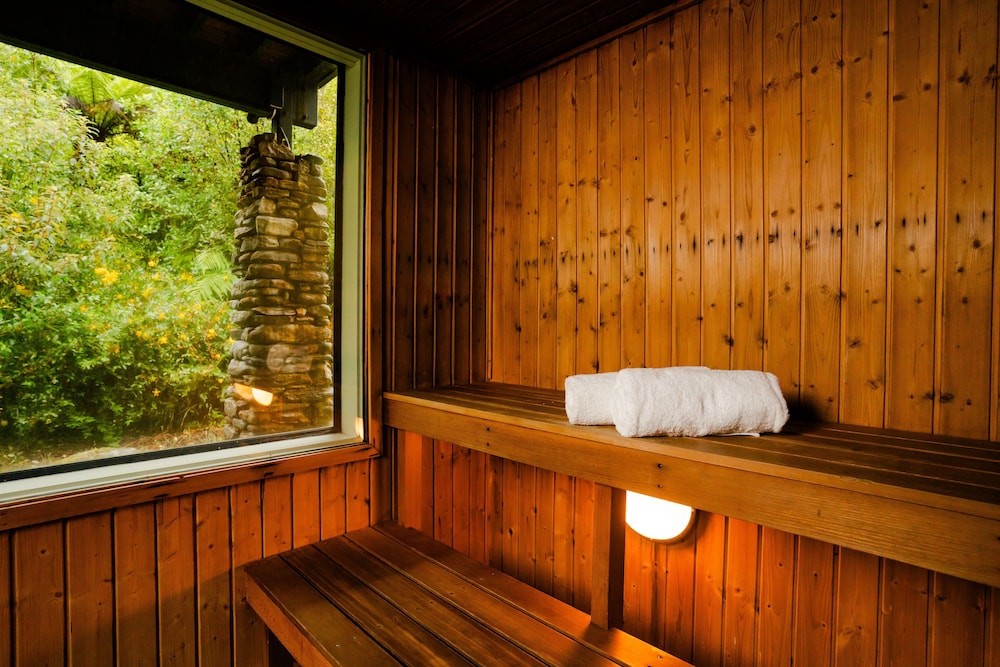 Haka House Franz Josef 20/35