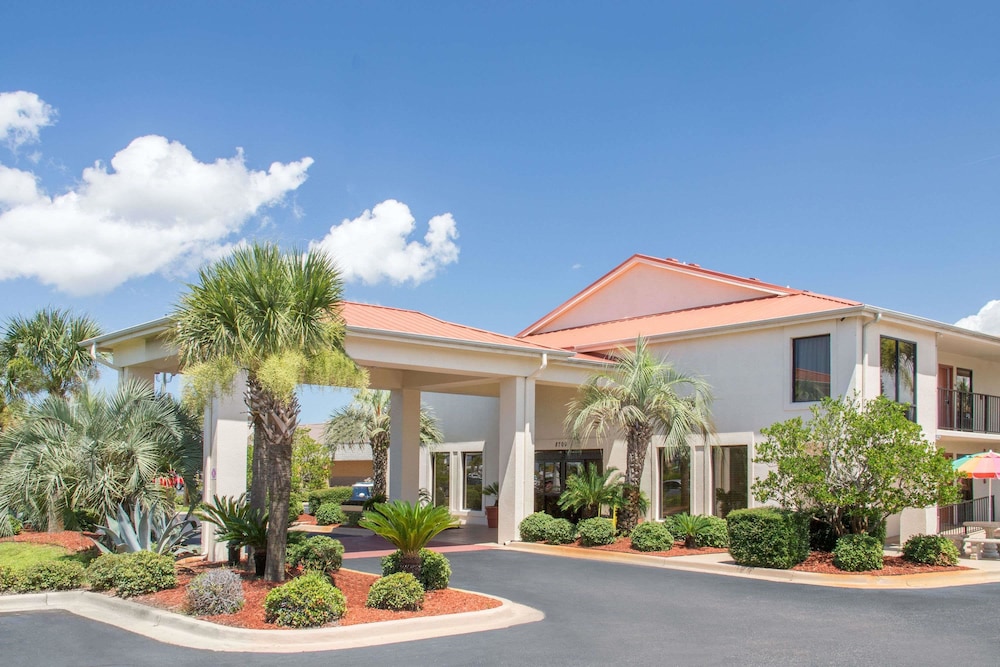 Days Inn & Suites by Wyndham Navarre - near Beaches/Hurlburt 1/27
