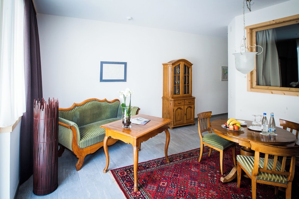 Carlton-Europe Vintage Adult Hotel 40/56