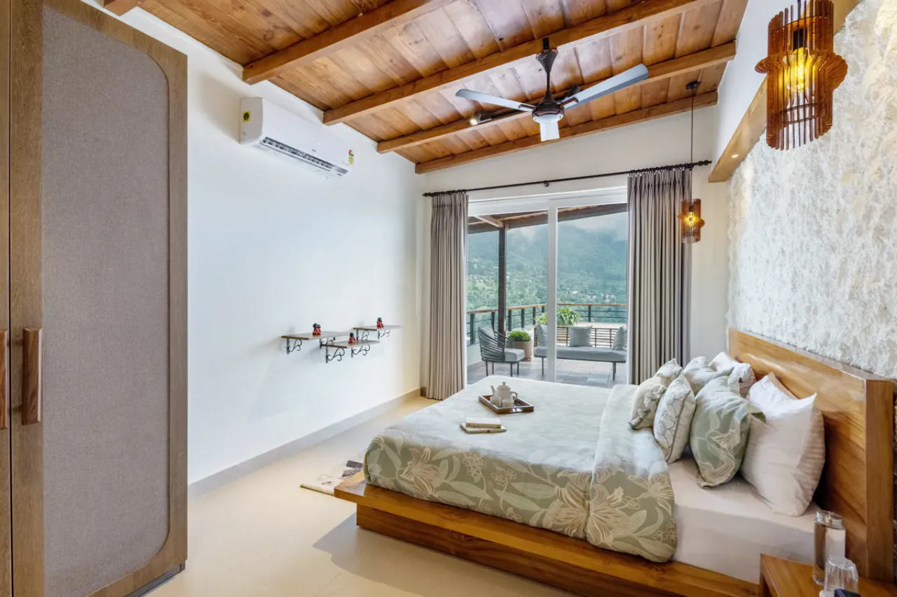 Room at ELIVAAS 6 BHK with Balcony & Lake View Antarmann Casa Zenith, NAINITAL