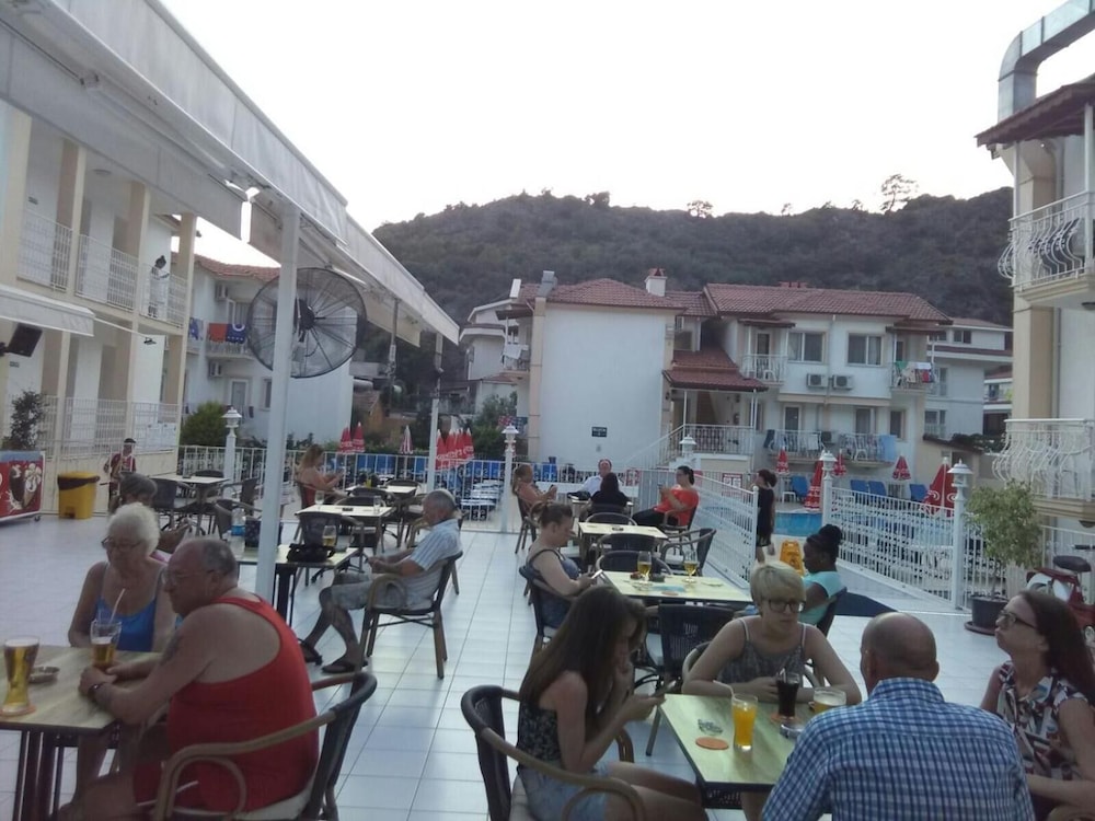 Karbel Beach Hotel 18/40