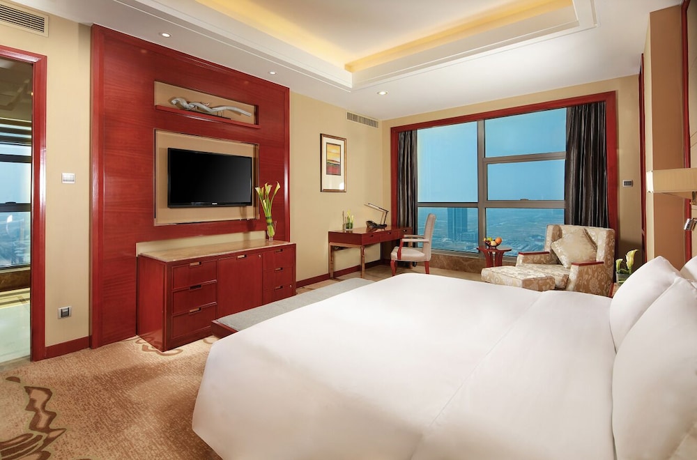 Superior, Queen Bed, Building a