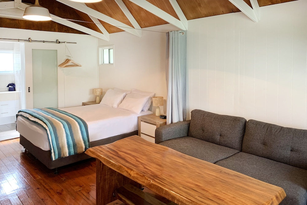 Airlie Beach Magnums 13/76