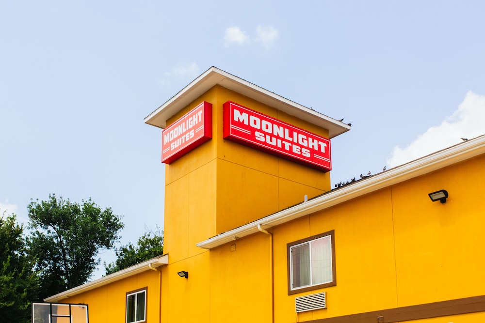 Moonlight Suites 5/65