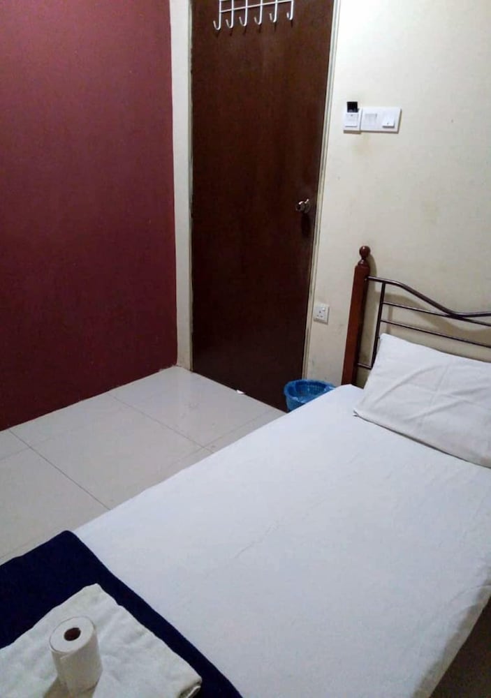 ROOM, SINGLE, SHARED BATHROOM