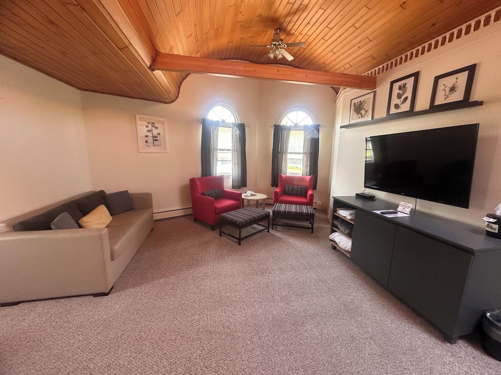 Pictured Rocks Inn & Suites 42/70