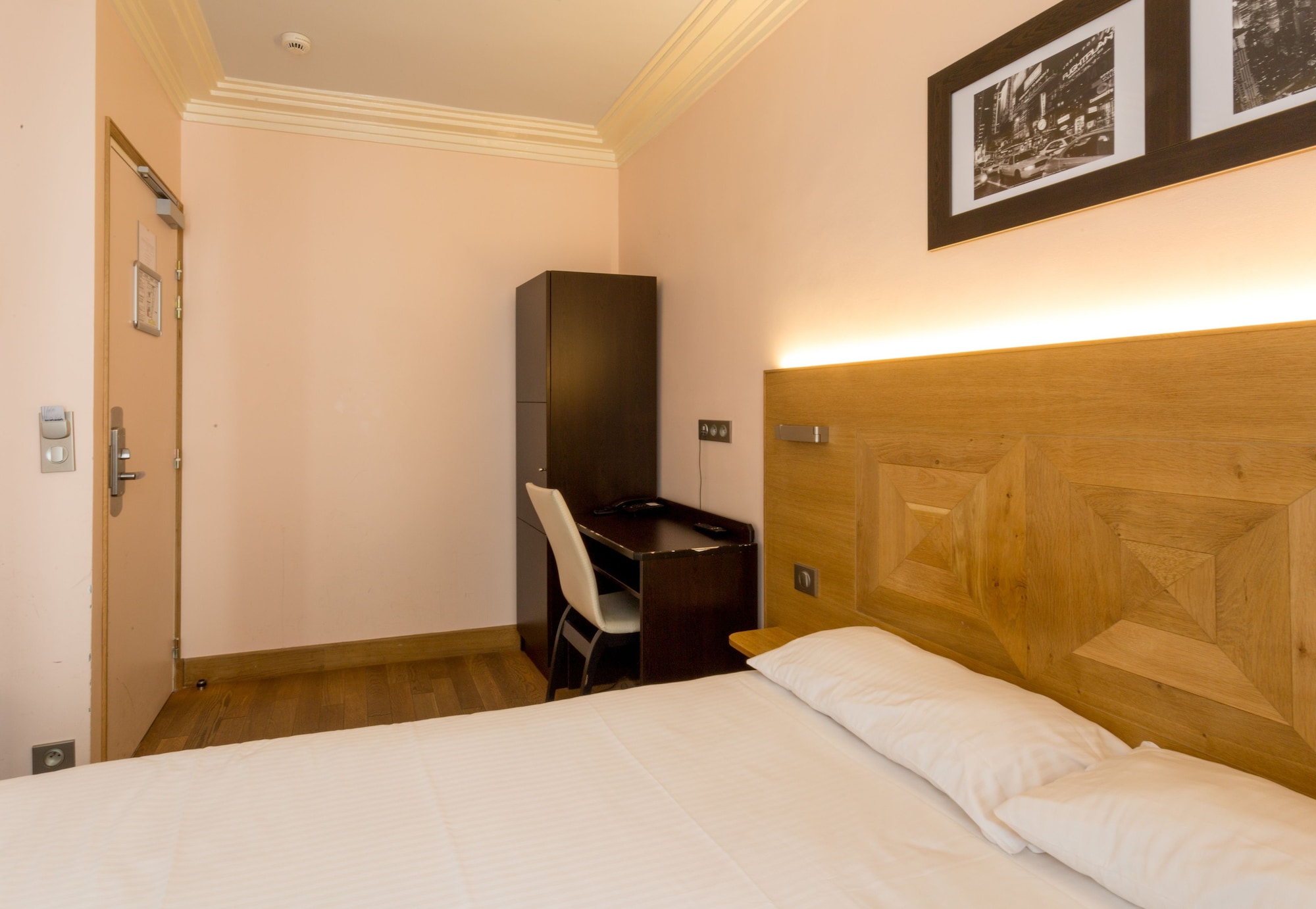 ROOM, DOUBLE OR TWIN BED