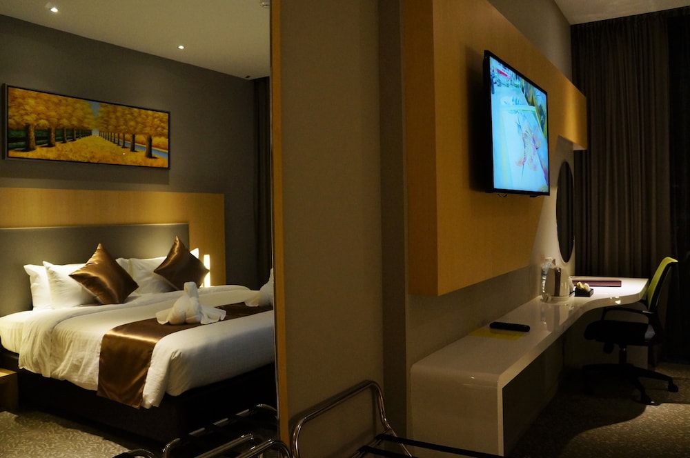 Greens Hotel And Suites 12/65