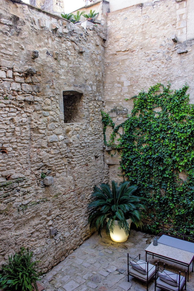 AS Palau dels Alemanys 41/44