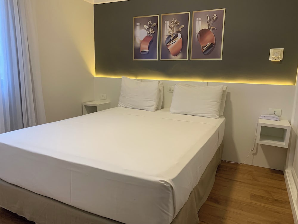 DELUXE, KING BED