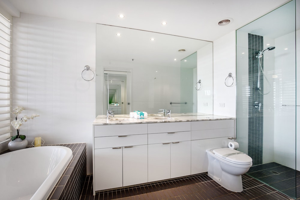 Ultra Broadbeach 72/72