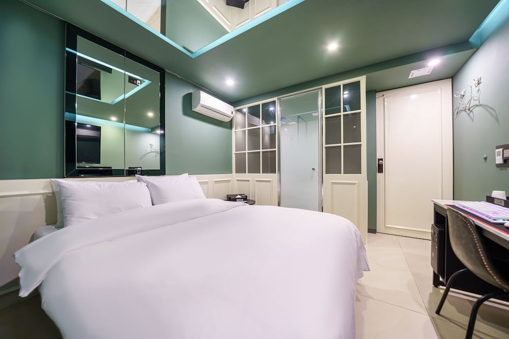 Wol Hotel 15/76