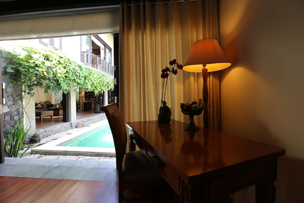 THE SANYAS SUITE 37/72