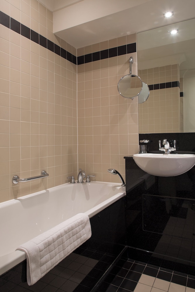 Brandshatch Place Hotel and Spa 47/48