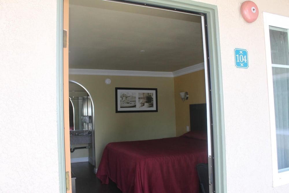 El Rancho Inn 7/36