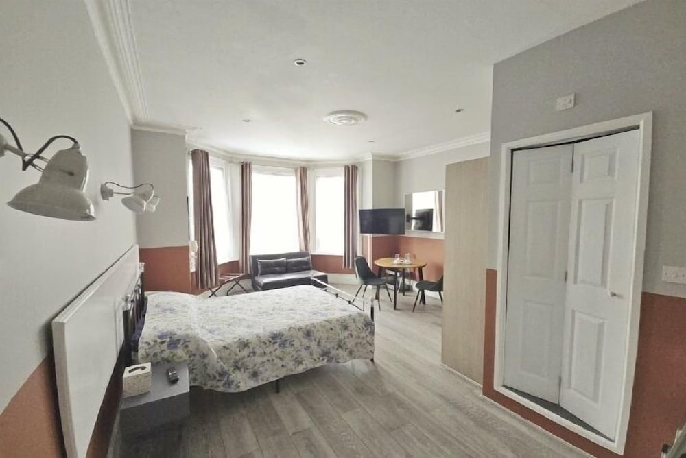 STUDIO, KING BED