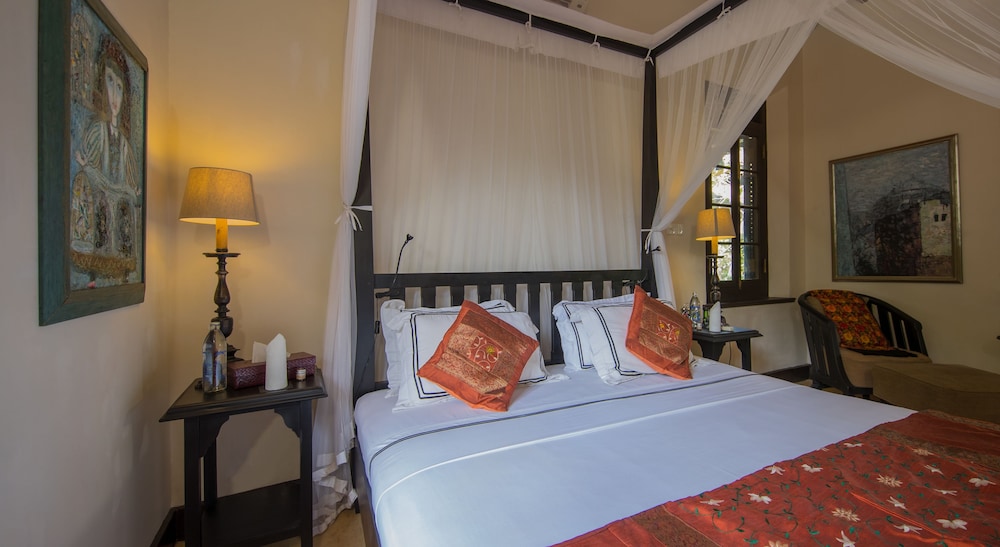 DELUXE, DOUBLE BED, POOL SIDE
