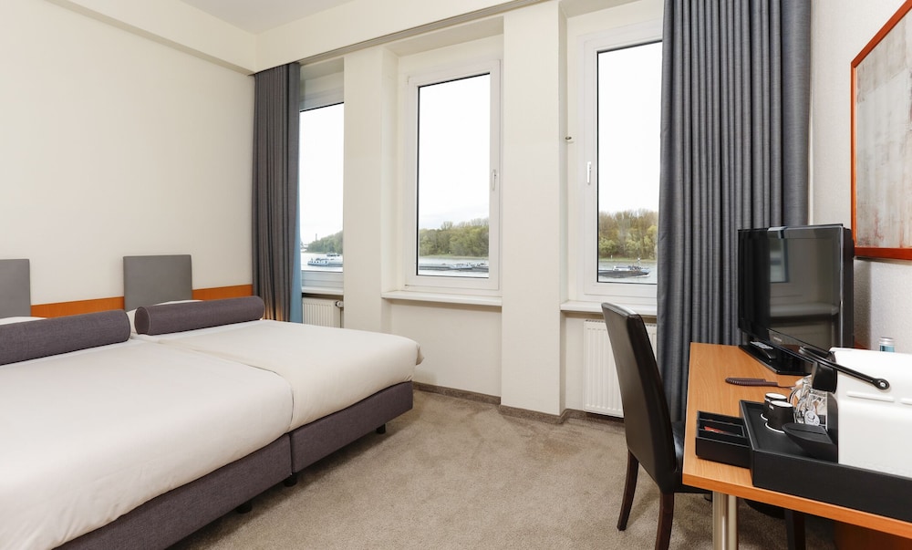 Hotel Am Rhein Wesseling 17/64